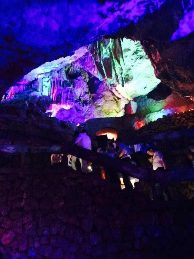 四川瓦屋山大量游客因排队坐索道夜间滞留数小时,景区:已限流